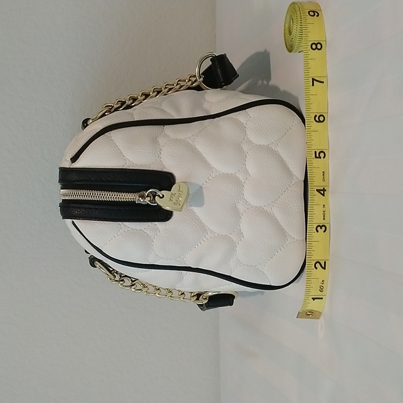 XOX BETSY JOHNSON PURSE Cream, Black, and Gold Heart Bag. - Picture 8 of 14